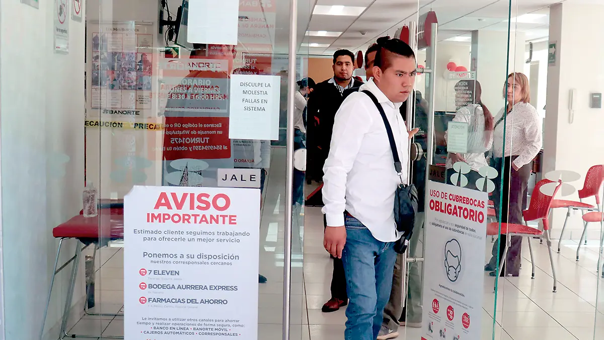 Hombre saliendo de un banco